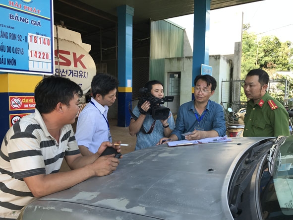 Một đoàn liên ngành kiểm tra trên khâu lưu thông tại huyện Cư Kuin