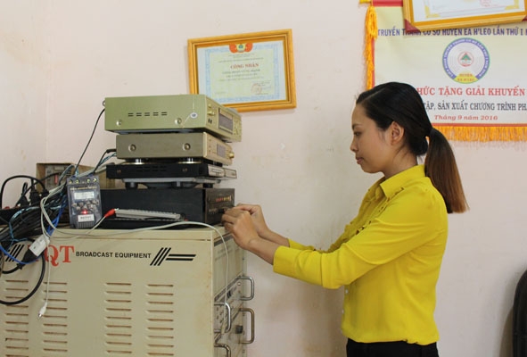 Cán bộ phụ trách Đài Truyền thanh xã Ea Wy (huyện Ea H’leo) đang kiểm tra thiết bị  hoạt động trước giờ phát thanh.   