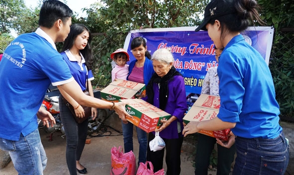 Đoàn viên thanh niên huyện Krông Ana tặng quà từ thiện cho người nghèo trong chương trình Tình nguyện mùa đông.  