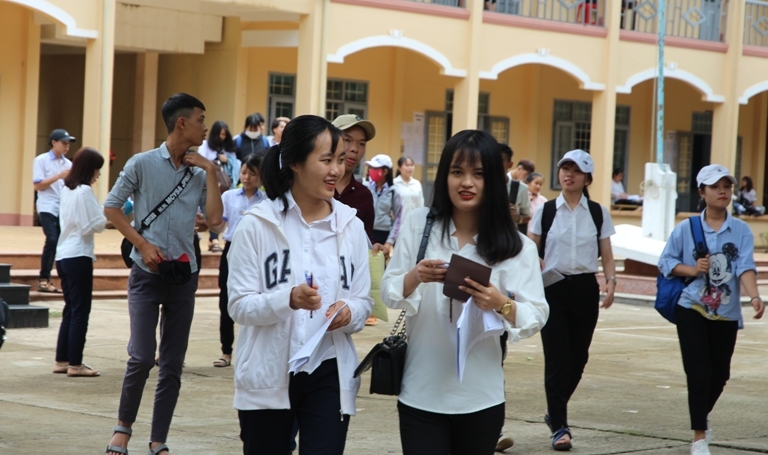 Các thí sinh tại điểm thi Trường THPT Nguyễn Công Trứ (huyện Krông Pắc) sau khi hoàn thành môn thi Ngoại ngữ.