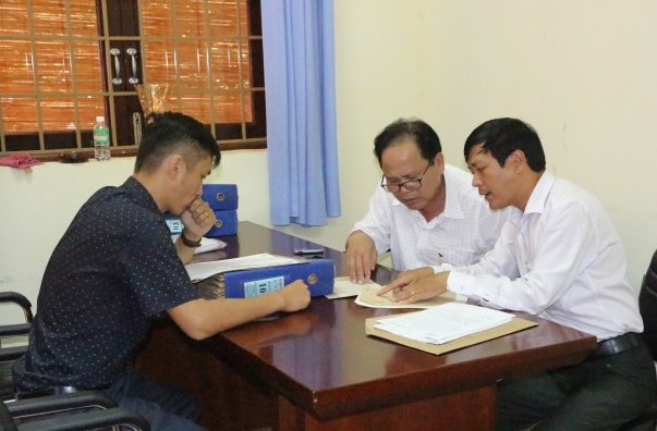  Lãnh đạo Phòng Người có công và Phòng LD-TBXH huyện Ea Kar đang rà soát hồ sơ người có công với cách mạng.