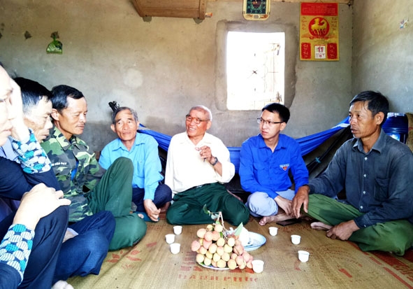 Ban Chấp hành Hội CTNXP huyện M'Đrắk đến thăm hỏi gia đình hội viên. 
