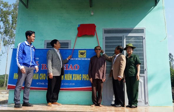 Bàn giao nhà Tình nghĩa tặng hội viên CTNXP Nguyễn Xuân Hoài ở xã Cư Mta (huyện M'Đrắk). 
