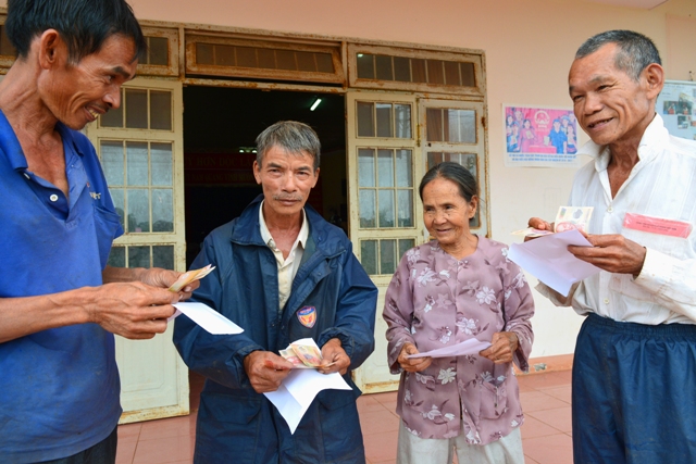 Niềm vui của các hộ dân xã Hòa An (huyện Krông Pắc) nhận tiền hỗ trợ từ Quỹ cứu trợ của Ủy ban MTTQ  Việt Nam tỉnh. 