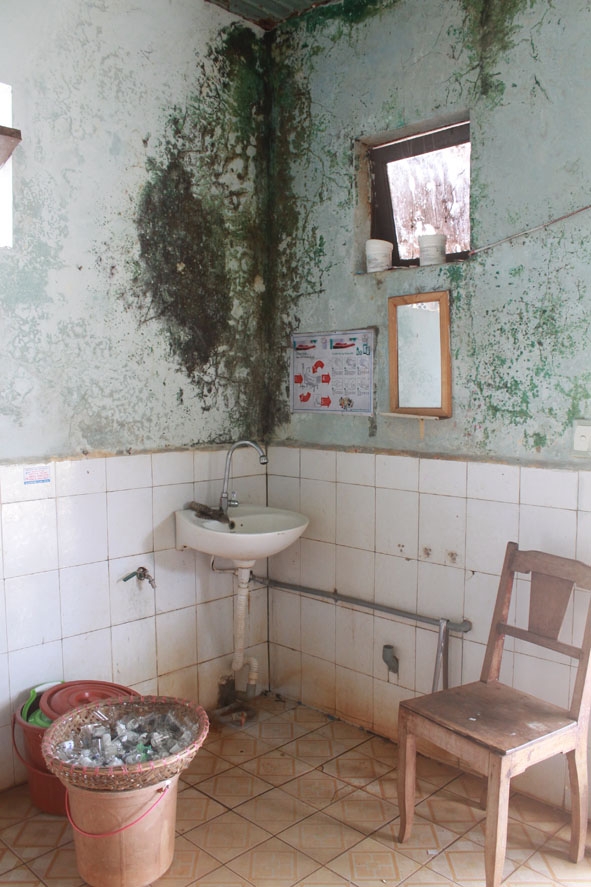 Nhà vệ sinh công cộng thu phí của Bệnh viện Đa khoa huyện Cư M’gar dán bảng hướng dẫn cách rửa tay đúng cách, nhưng không có xà phòng, khăn lau cho người bệnh và người nhà của họ sử dụng. 