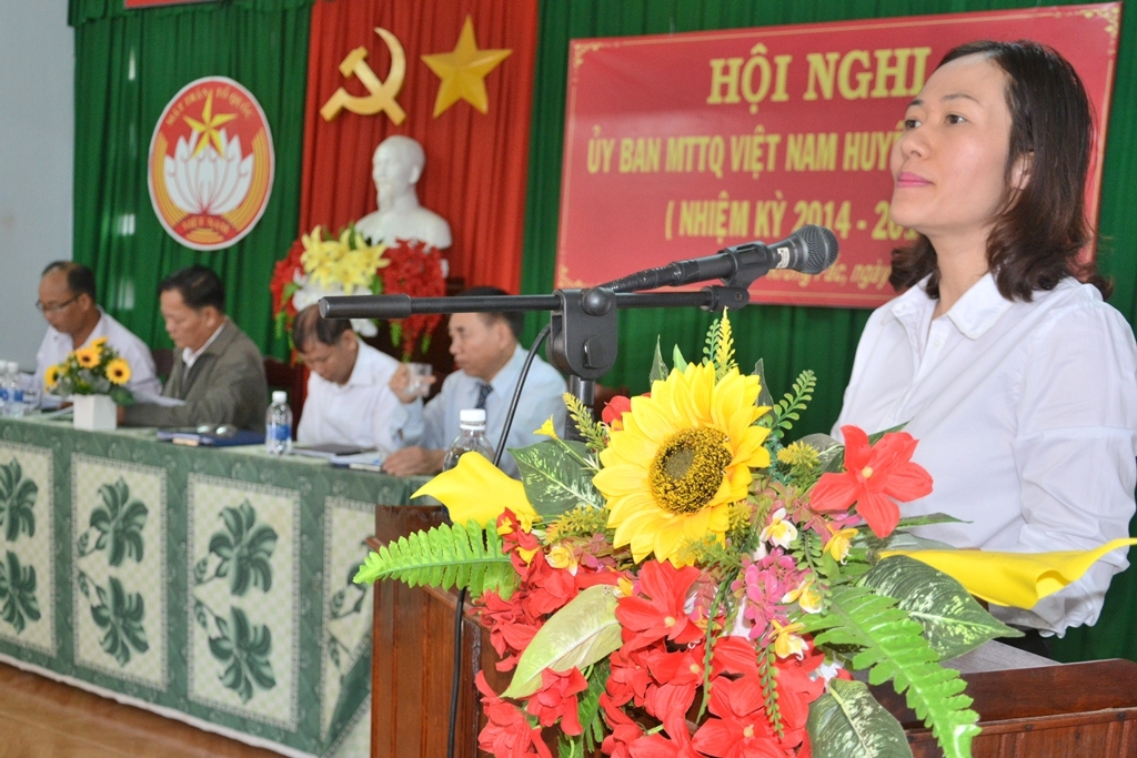 Phó Chủ tịch UBND huyện Ngô Thị Minh Trinh thông tin tình hình phát triển kinh tế, xã hội 6 tháng đầu năm.