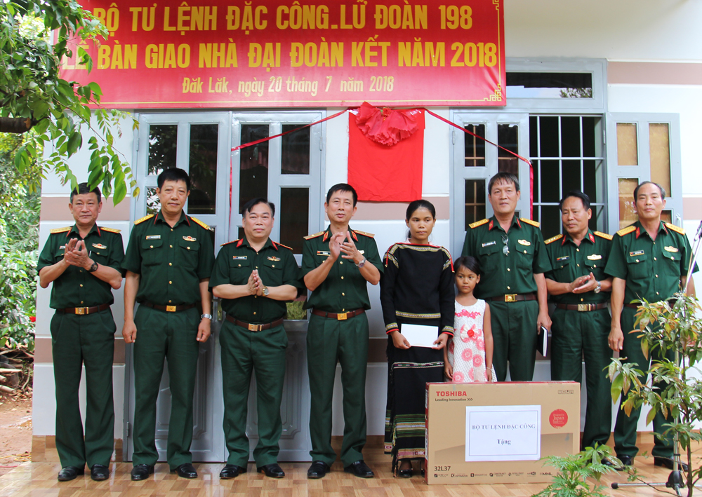 Lữ đoàn Đặc công 198 tặng quà cho gia đình bà HNhiên Bkrông (buôn Kõ Mliao, xã Hòa Thắng)