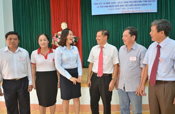 Ông Hồ Thanh Đàm và thầy Nguyễn Văn Linh (thứ 2 và 3 từ phải sang) trò chuyện với lãnh đạo UBND huyện Krông Pắc tại hội nghị tuyên dương. 