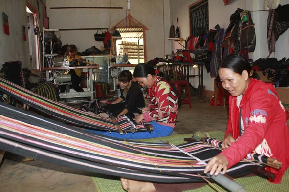 Hợp tác xã Dệt thổ cẩm Tơng Bông ở buôn Bông, xã Ea Kao tạo việc làm thường xuyên  cho nhiều lao động địa phương.  