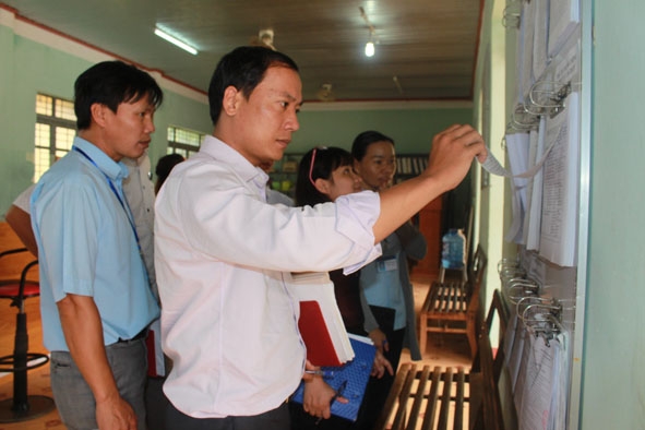 Kiểm tra công tác CCHC tại xã Cư Ni (huyện Ea Kar). 