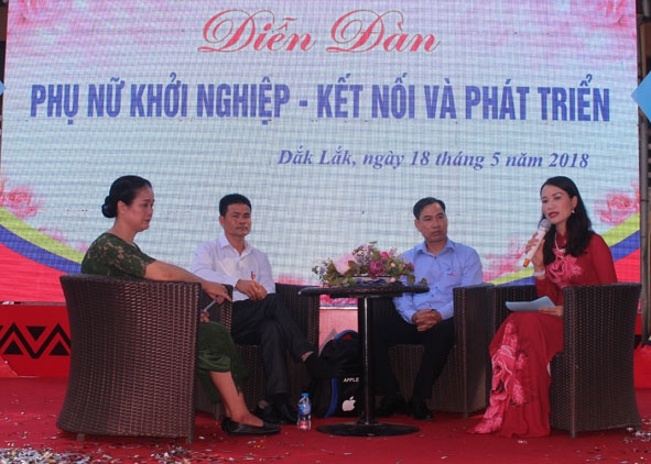 Đại diện các đơn vị tham gia trao đổi với hội viên phụ nữ về kết nối và tiêu thụ sản phẩm. 