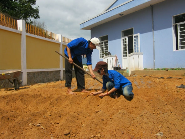 Các thành viên Hoa tình nguyện hỗ trợ Trung tâm Bảo trợ nạn nhân chất độc da cam và trẻ em bất hạnh TP. Đà Nẵng làm đất trồng rau.
