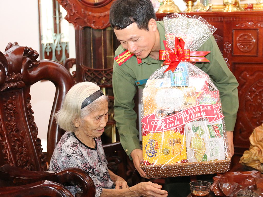 Đại tá Vũ Hồng Văn tặng quà bà Phùng Thị Hòa, thân nhân liệt sỹ.