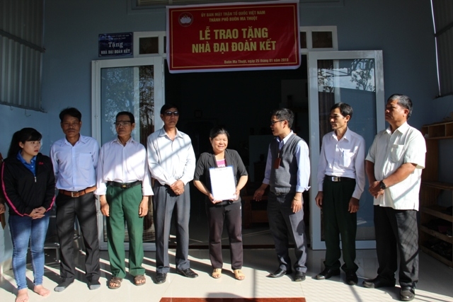 Đại diện lãnh đạo Ủy ban MTTQVN TP. Buôn Ma Thuột trao nhà Đại đoàn kết ở phường Ea Tam.