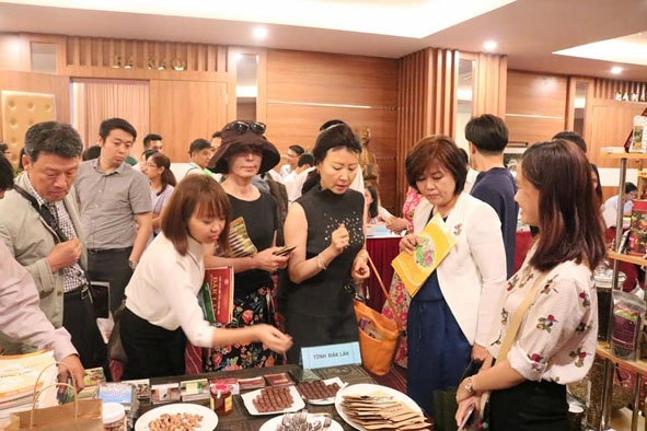 Khách hàng tìm hiểu sản phẩm của Công ty TNHH Ca cao Nam Trường Sơn tại một sự kiện xúc tiến thương mại. 