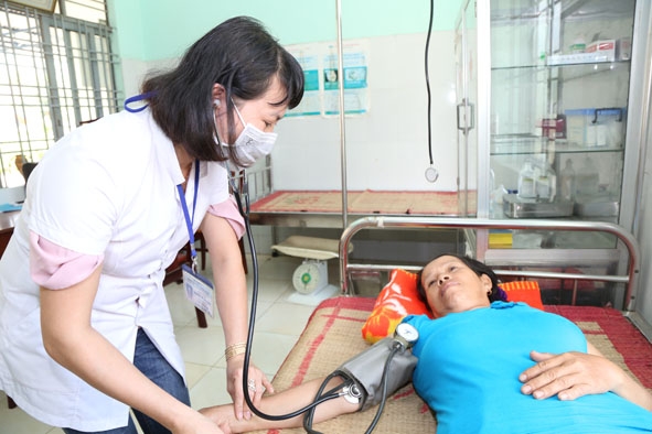 Cán bộ Trạm Y tế xã Hòa Sơn khám bệnh cho người dân.  