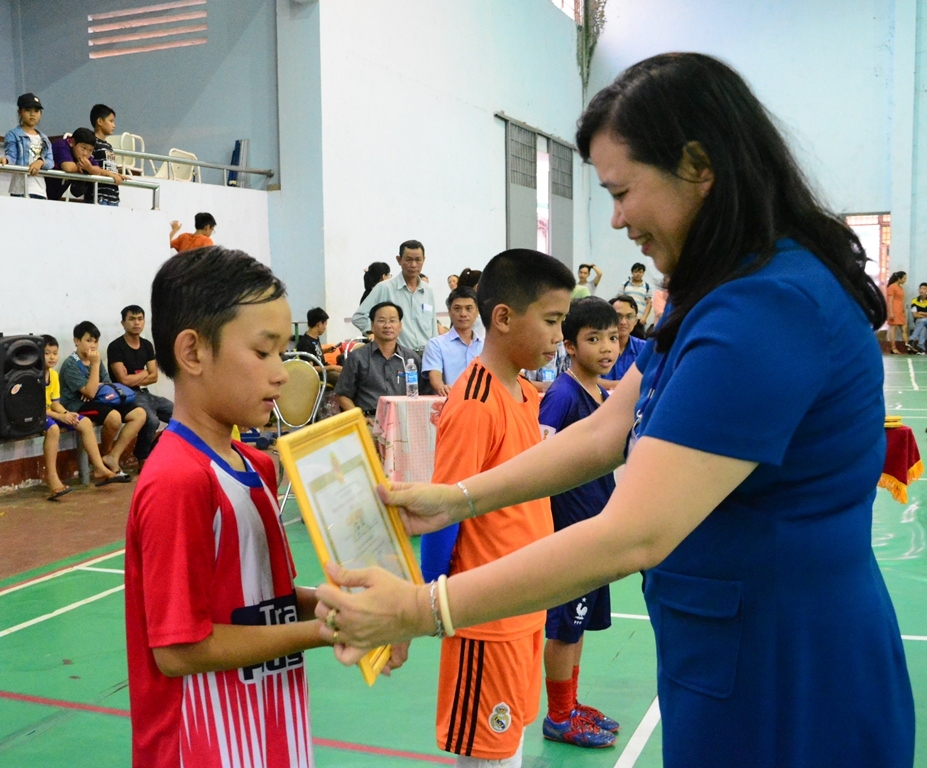 Cầu thủ Ngô Phú (xã Hòa Thuận) nhận danh hiệu cầu thủ xuất sắc nhất giải.