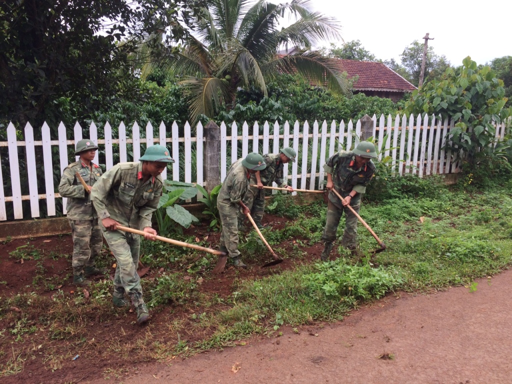 Các chiến sĩ Tiểu đoàn 303 (Trung đoàn 584, Bộ Chỉ huy Quân sự tỉnh) giúp dân dọn dẹp vệ sinh môi trường