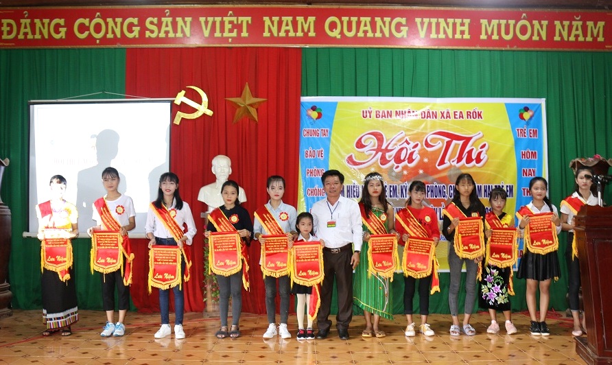Lãnh đạo xã Ea Rốk trao cờ lưu niệm tặng các đội thi