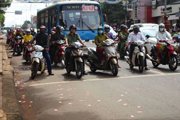 Tờ rơi quảng cáo vứt đầy trên mặt đường Nguyễn Tất Thành - Lý Tự Trọng.