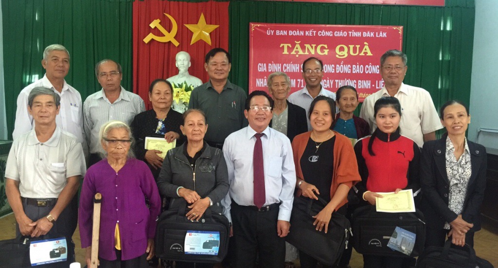 Các gia đình thân nhân liệt sỹ huyện Krông Pắc nhận quà của Ủy ban Đoàn kết Công giáo tỉnh.