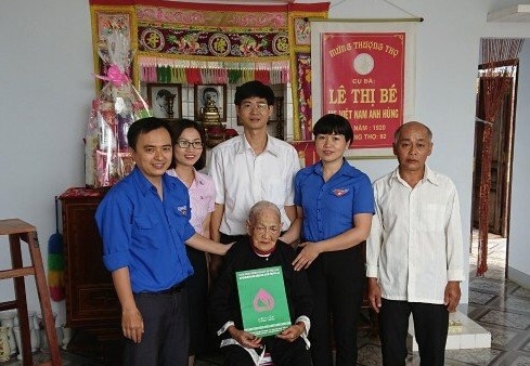 Lãnh đạo và đài diện các tổ chức đoàn thể  Chi nhánh Ngân hàng Chính sách xã hội Đắk Lắk  tặng quà Mẹ Việt Nam Anh hùng Lê Thị Bé