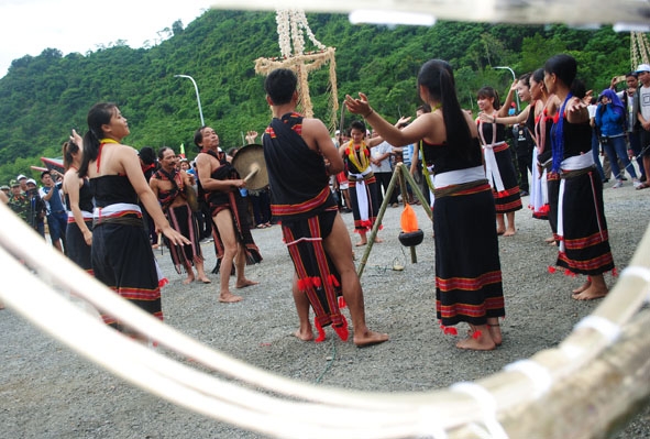 Đoàn nghệ nhân dân tộc Cadong biểu diễn tại lễ ăn mừng lúa mới tại Lễ hội Văn hóa - Thể thao các huyện miền núi Quảng Nam lần thứ XIX – 2018.