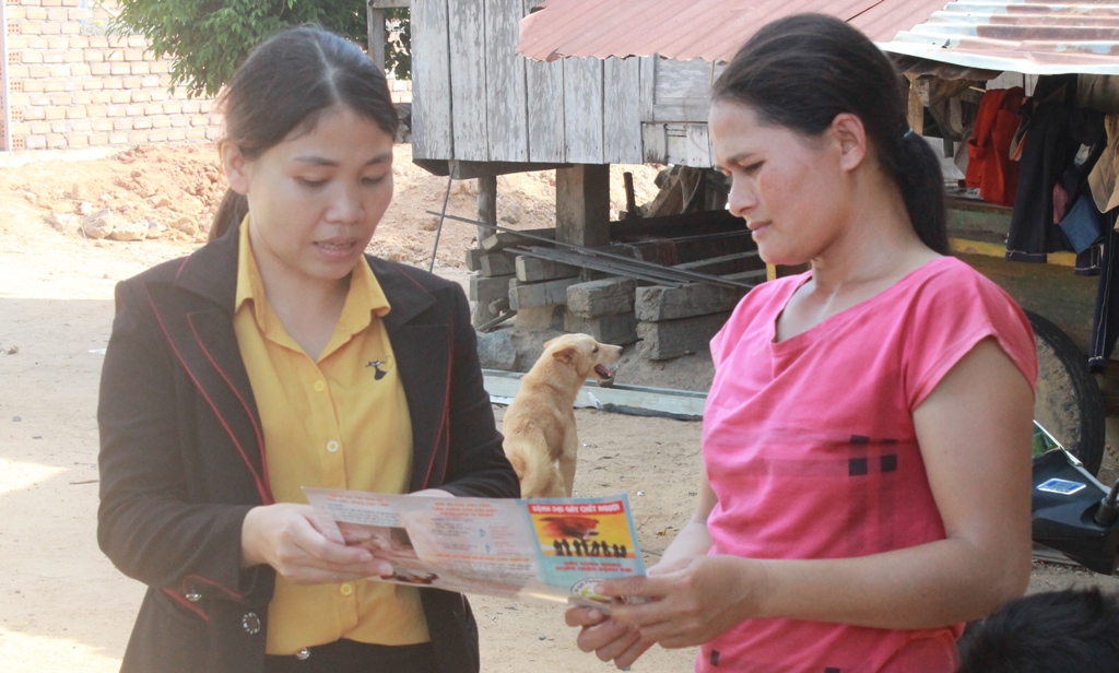 Cán bộ Trung tâm Y tế huyện M'Đrắk tuyên truyền cho người dân trên địa bàn về các biện pháp phòng chống bệnh dại