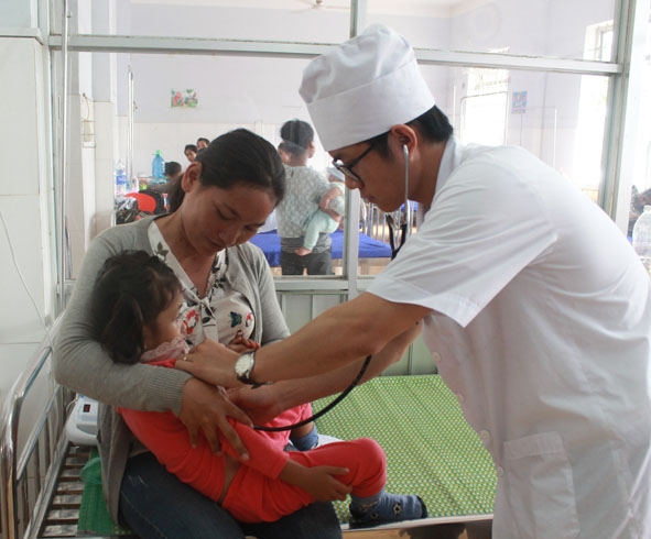 Khám chữa bệnh cho bệnh nhân BHYT tại BVĐK huyện Cư M'gar. Ảnh: K.Oanh