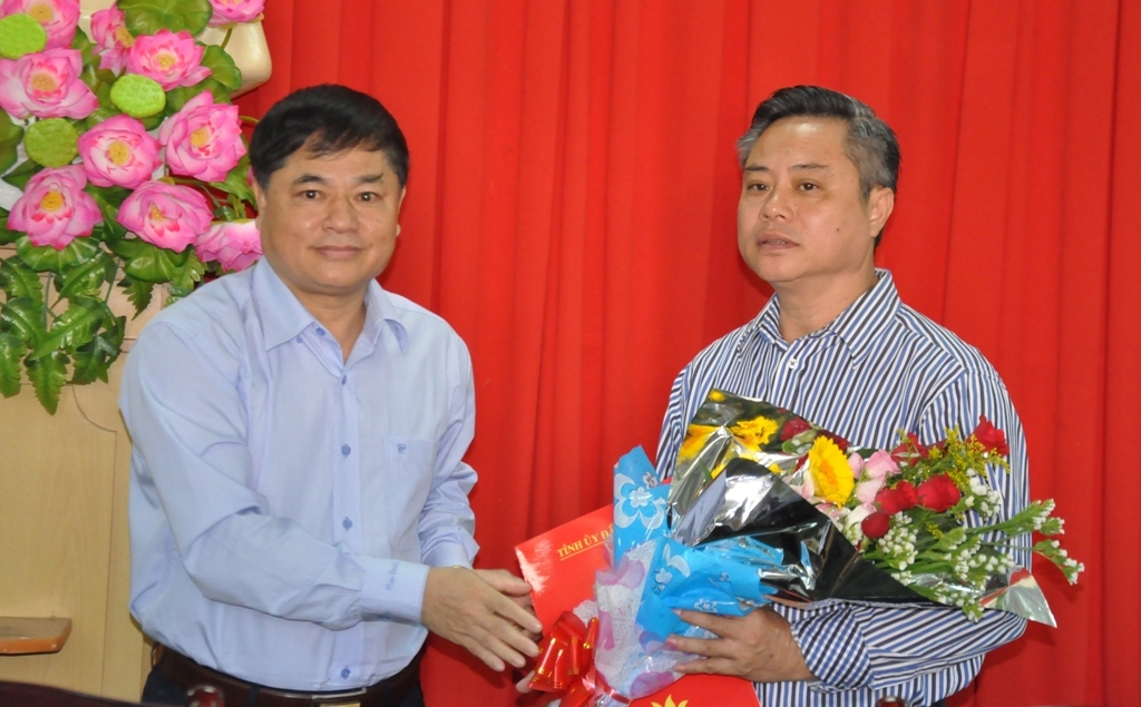 Phó Bí thư Thường trực Tỉnh ủy Phạm Minh Tấn trao quyết định của Ban Thường vụ Tỉnh ủy cho đồng chí Bùi Gia Dinh