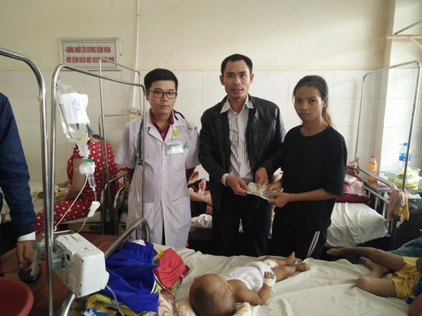 Đại diện Team vé máy bay Ngọc Mai trao tiền ủng hộ Y Duệ  chữa bệnh. 