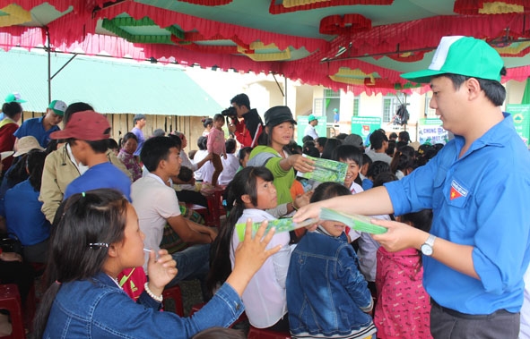 Đoàn viên thanh niên phát tờ rơi tuyên truyền bảo vệ rừng ở xã Hòa Phong,  huyện Krông Bông.