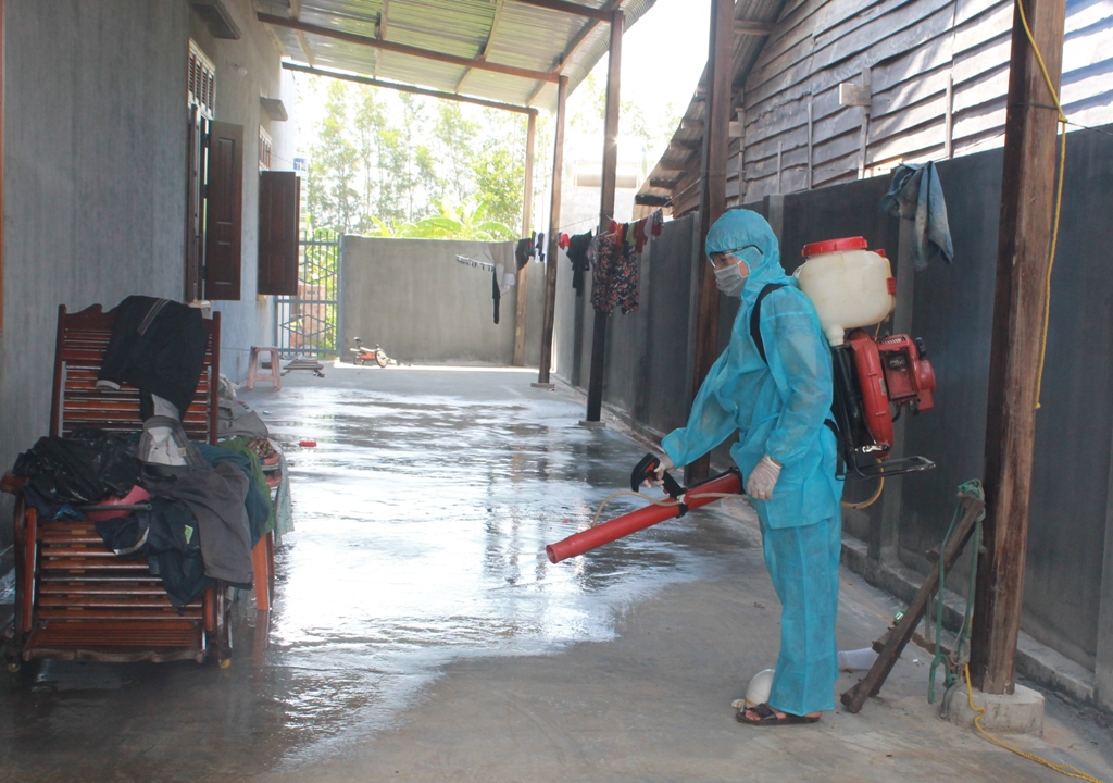 Ngành Y tế phun hóa chất khử khuẩn bề mặt phòng chống bệnh truyền nhiễm tại địa bàn xã Cư Mlan, huyện Ea Súp. 