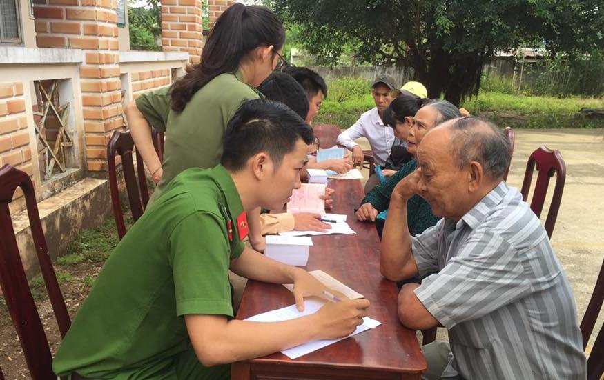 Đoàn viên, thanh niên Đoàn cơ sở Công an huyện M’Đrắk làm thủ tục cấp phát CMND cho người dân. 