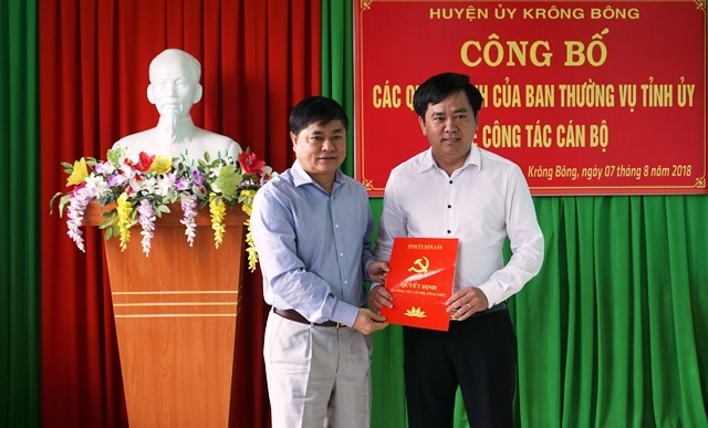 Phó Bí thư Thường trực Tỉnh ủy Phạm Minh Tấn trao Quyết định điều động công tác cho đồng chí Nguyễn Minh Huấn.