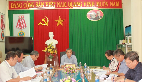 Chủ nhiệm UBKT Tỉnh ủy Phan Xuân Lĩnh chủ trì cuộc họp.  Ảnh: Nguyễn Xuân