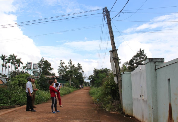Trụ điện bị nghiêng gây mất an toàn ở cụm dân cư xã Hòa Thắng.