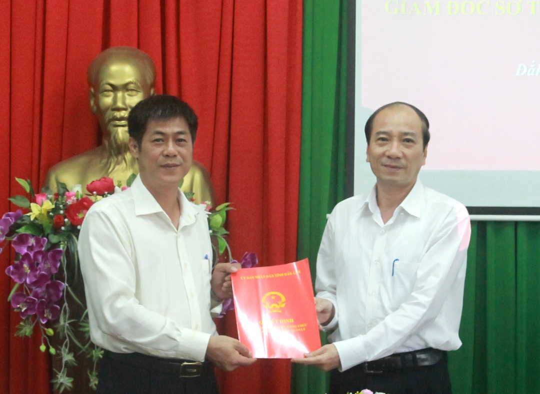 Phó Bí thư Tỉnh ủy, Chủ tịch UBND tỉnh Phạm Ngọc Nghị trao quyết định bổ nhiệm cho đồng chí Nguyễn Hoàng Giang. 