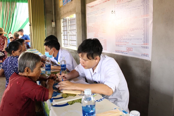 Đoàn viên, thanh niên huyện Krông Pắc khám bênh và cấp phát thuốc miễn phí cho người nghèo.