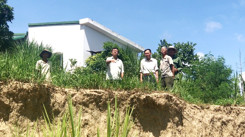 Căn nhà  của ông Huỳnh Tấn Lực  ở thôn 4   (xã Hòa Phong)  đối diện với nguy cơ  bị cuốn trôi do bờ sông Krông Bông sạt lở. 