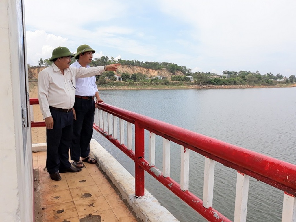 Lãnh đạo Phòng  Nông nghiệp  và Phát triển nông thôn huyện Ea Kar kiểm tra  công trình  Hồ chứa nước Ea Kar.   Ảnh: N. Xuân