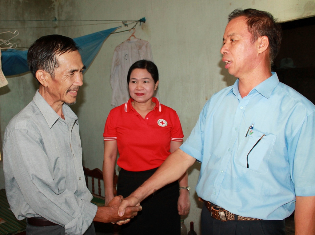 Lãnh đạo Công ty TNHH MTV Cà phê 721 và Hội Chữ thập đỏ huyện Ea Kar đến thăm hỏi gia đình ông Mai Hồng Phúc (xã Ea Kmút). 
