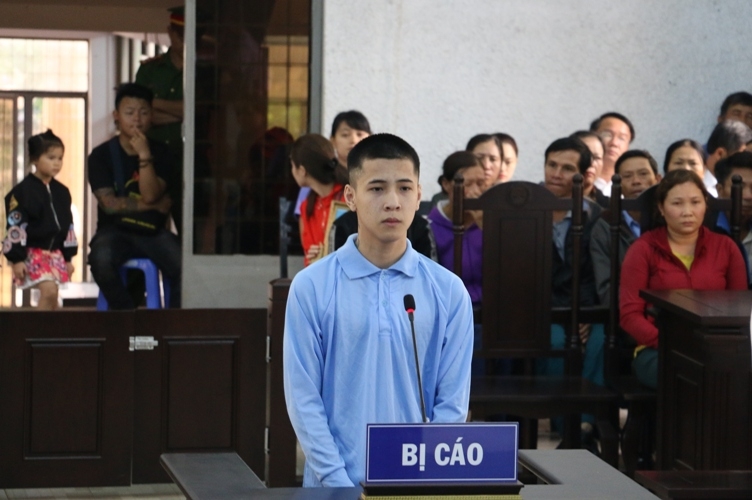 Bị cáo Đặng Minh Hiếu tại phiên tòa sơ thâm. 