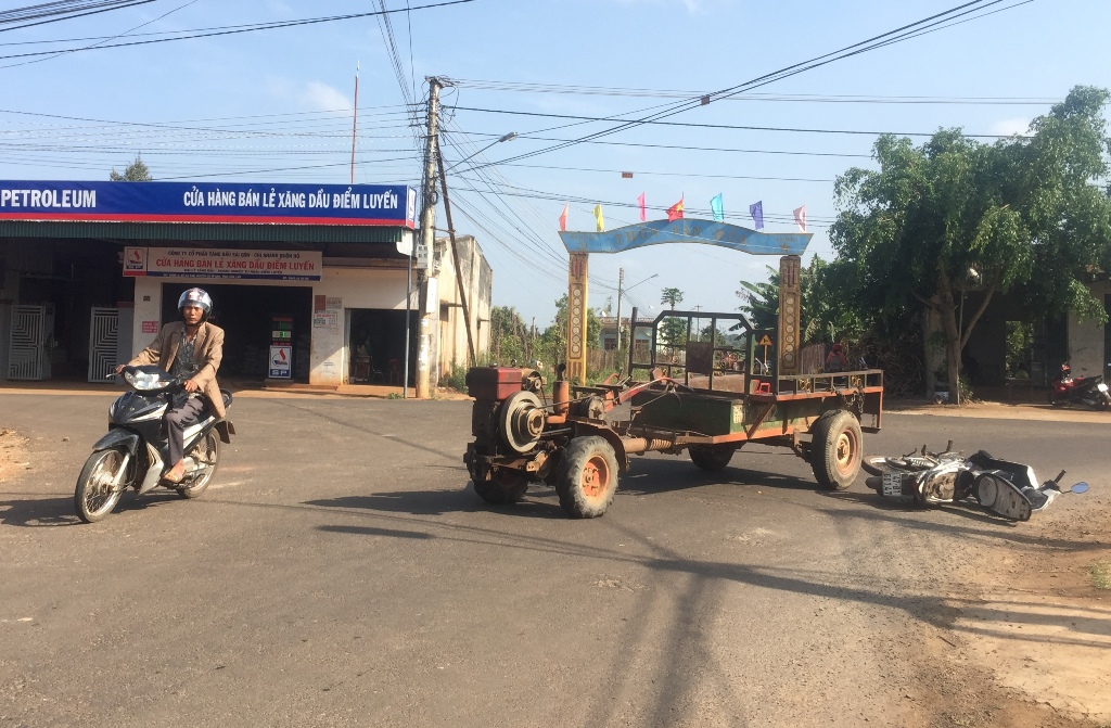 Một vụ tai nạn liên quan đến xe công nông ở xã Ea Tar (huyện Cư M’gar). 