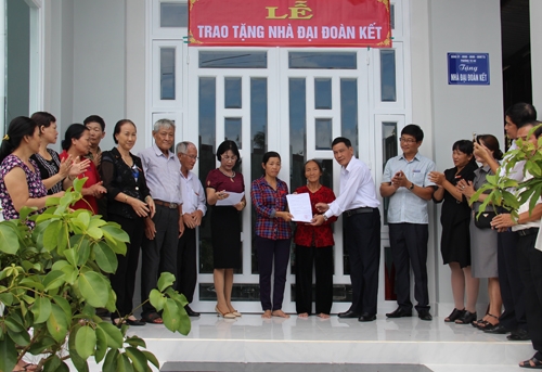 Đại diện chính quyền, Ủy ban MTTQ Việt Nam và các đoàn thể tại lễ bàn giao nhà Đại đoàn kết cho chị Lâm Thị Loan