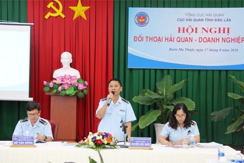 Ông Nguyễn Đức Mười - Chi cục trưởng Chi cục Hải quan Buôn Ma Thuột chủ trì hội nghị đối thoại với doanh nghiệp