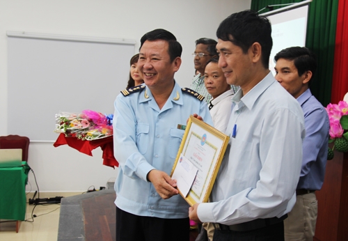Ông Lê Văn Nhuận - Cục trưởng Cục Hải quan Đắk Lắk tặng giấy khen cho các doanh nghiệp tiêu biểu