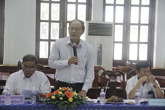 Phó Chủ tịch UBND huyện Cư M'gar Nguyễn Văn Minh báo cáo với đoàn tình hình quản lý đất tại địa phương
