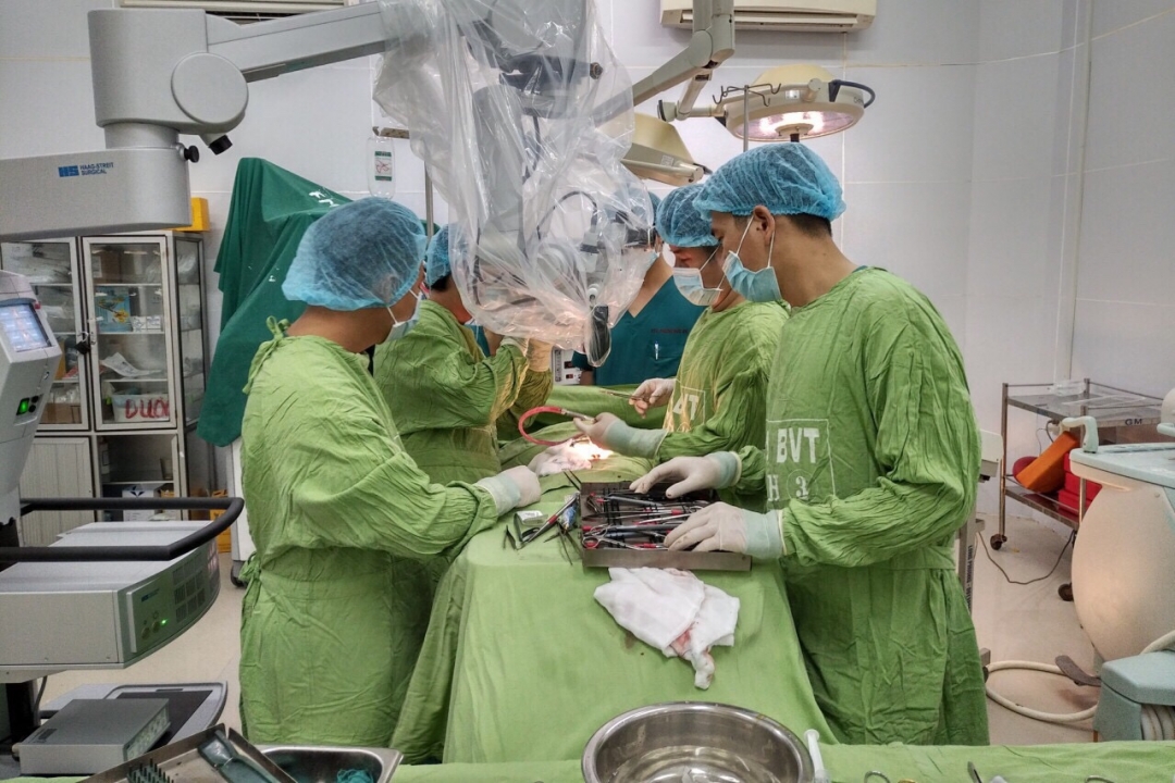 Các bác sĩ khoa Ngoại Thần kinh – Bệnh viện Đa khoa vùng Tây Nguyên thực hiện ca phẫu thuật. (Ảnh do Bệnh viện cung cấp)