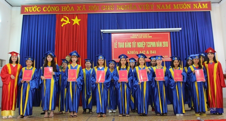 Đại diện lãnh đạo nhà trường trao bằng tốt nghiệp cho các học sinh.